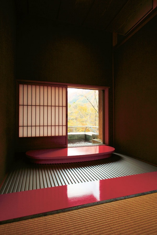 The minimalist interior of the Bettei Senjyuan ryokan